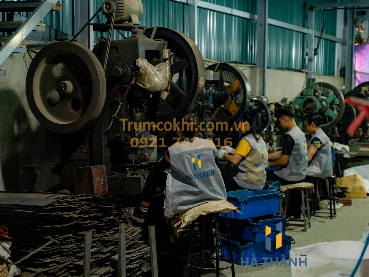 Sản xuất tại xưởng với đội ngũ công nhân lành nghề